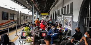 Naik kereta api saja, supaya nggak lelah terjebak macet. Jadwal Ka Jarak Jauh Dan Lokal Saat Larangan Mudik 6 17 Mei Halaman All Kompas Com