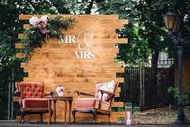 15 Wooden Pallet Wedding Backdrop Eco Friendly Way To Use In Your Wedding Decor Pallet Wedding Wedding Reception Backdrop Diy Wedding Decorations