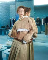 時尚點評：Miu Miu 洗版式超低腰裙是「爆款手袋」的衣服版本嗎？ | Fashion | Madame Figaro Hong Kong