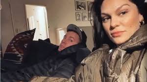 According to our records, channing tatum is possibly single. Intime Clips Hier Turteln Channing Und Jessie Auf Der Couch Promiflash De