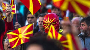 A felkelő nap nyolc sárga sugara piros háttér előtt jelenik meg. A Macedon Allamfo Nem Irja Ala Azokat A Jogszabalyokat Amelyeken Az Eszak Macedonia Nev Szerepel Pestisracok