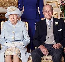 A celebração aconteceu em uma tradicional missa neste domingo de páscoa, 21. Aos 97 Anos De Idade Marido Da Rainha Elizabeth Se Envolve Em Acidente De Transito Estrelando