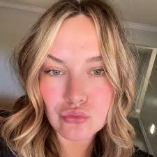 Kendall Lynn's Instagram, Twitter & Facebook