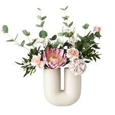 A bouquet of roses in high resolution. Kink Vase With Flowers By Muuto Dimensiva 3d Models Of Great Design