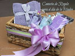 Como Hacer Regalos Para El Dia De La Madre Canasta De Regalo Para El Dia De La Madre Just For Mami Canasta De Regalo Canastas Dia De Las Madres