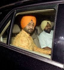 The song is sung by daler mehndi, shankar mahadevan, shehnaz akhtar, hemant brijwasi, sahil akhtar. Soorma Screening Karan Johar David Dhawan Badshah Among Others Attend Check Out Pictures