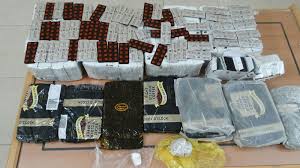 تمكنت المديرية العامة لمكافحة المخدرات بالتعاون مع الهيئة العامة للجمارك، من الإطاحة بخلايا إجرامية امتهنت تهريب المخدرات، والقبض على المتورطين فيها وعددهم 16 متهماً بينهم نجحت الشرطة الفيدرالية بأستراليا في الإيقاع بمجرم حاول تهريب المخدرات بواسطة فاكهة الموز. Ø§Ù„Ø¯Ø§Ø®Ù„ÙŠØ© ØªØ¶Ø¨Ø· 8796 Ù…ØªÙ‡Ù…Ø§ ÙÙŠ Ø¬Ø±Ø§Ø¦Ù… Ù…Ø®Ø¯Ø±Ø§Øª Ø§Ù„Ø¹Ø§Ù… Ø§Ù„Ù…Ø§Ø¶ÙŠ Ù…Ø­Ù„ÙŠØ§Øª Ø­ÙˆØ§Ø¯Ø« ÙˆÙ‚Ø¶Ø§ÙŠØ§ Ø§Ù„Ø¥Ù…Ø§Ø±Ø§Øª Ø§Ù„ÙŠÙˆÙ…