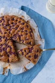 Du rührst einfach weiche butter, mehl, backpulver, kakao, eier und zucker zu einem schaumigen teig. Knaller Rezept Fur Saftigen Kirschkuchen Mit Nussen Und Schokolade