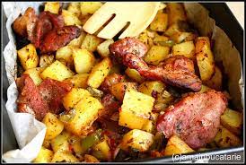 O musaca satioasa cu carne tocata si felii subtiri de cartofi crocanti. Ama In Bucatarie Friptura La Cuptor Cu Cartofi Aromati