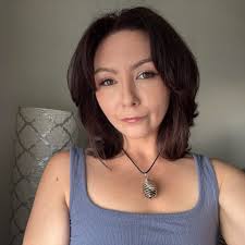 Who can recommend a good hairdresser to dye hair from pink to blonde?