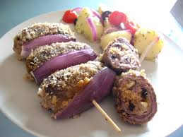 Once you have completed cooking your spiedini you can serve them directly on the skewers over a bed of fresh arugula and shavings of pecorino. Involtini Alla Siciliana Sikelianews It