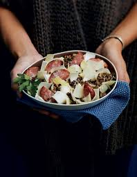 Salade Tiede Aux Endives Saucisse De Morteau Et Lentilles Vertes Pour 4 Personnes Recettes Elle A Table Recette Recettes De Cuisine Saucisse De Morteau Recette