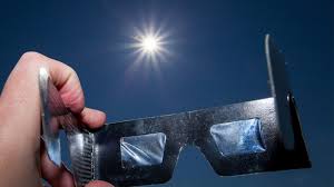 Mit dieser anleitung bauen sie eine sonnenschutzbrille für die gefahrlose betrachtung einer sonnenfinsternis. Dunkelheit Licht Schutzbrillen Fur Partielle Sonnenfinsternis Blog Bitsche Optik Und Horakustik