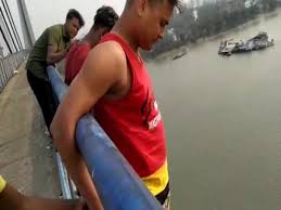 Seized injector removal part 1. Video Kolkata 2 Youths Jump Off Vidyasagar Setu Into River To Film Khatron Ke Khiladi Stunt 1 Missing Kolkata News