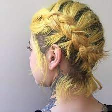 The Darkroots And Wispy Pieces Add Just The Right Amount Of Grunge To Make This Hair Look Effortl Yellow Hair Color Braids For Short Hair Long Hair Styles