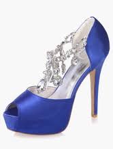 Chi non esce di casa se non riesce a conferire il giusto tocco di stravaganza al proprio abbigliamento può scegliere tra i nostri foulard e sciarpe da uomo l. Scarpe Blu Sposa C52e0d