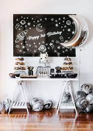 Sebelum memulai menghias kue tart, pikirkan terebih dahulu konsep apa yang akan dimasukkan pada acara ulang tahun. 28 Balon Ulang Tahun Dekorasi Pesta Ulang Tahun Yang Menarik Space Party Galaxy Party Ideas Space Birthday