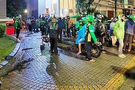 Jangan lupa subscribe like komentar ya. Ojol Dan Pelanggan Bersitegang Gegara Uang Kembalian Di Tangerang