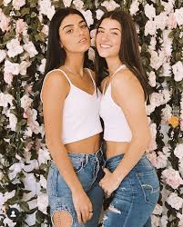 Pin By Emmy On The Hype House In 2020 Friend Photoshoot Girl Photos Famous Girls