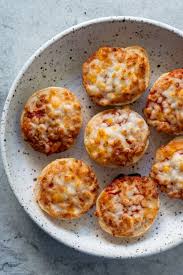 Spread 1 tablespoon pizza sauce over each bagel half. How To Make Frozen Bagel Bites In The Air Fryer