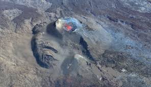 Le cratère dolomieu est le cratère principal du massif du piton de la fournaise. Piton De La Fournaise Volcan La Lave Avance Tres Lentement En Surface Imaz Press Reunion L Actualite De La Reunion En Photos