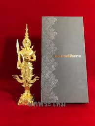 มีความเชื่อกันว่า พระสยามเทวาธิราช ทรงเป็นประมุขของเทพารักษ์ที่ปกปักษ์รักษาบ้านเมือง มีเทพบริวารสำคัญ ได้แก่ พระเสื้อ. à¸žà¸£à¸°à¸ªà¸¢à¸²à¸¡à¹€à¸—à¸§à¸²à¸˜ à¸£à¸²à¸Š