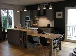 Avec des rideaux, l'îlot central devient un bureau ou une table de jeu pour vous retrouver en famille. Ilot Cuisine Avec Table Repas Plan Cuisine Ilot Amenagement Cuisine Ouverte Ilots Central Cuisine