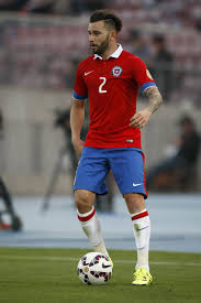 Eugenio esteban mena reveco is a chilean professional footballer who plays for brazilian club são paulo fc, on loan from cruzeiro and the chilean national team, as a left back. La Roja Inactividad De Eugenio Mena En Cruzeiro Inquieta En La Roja As Chile