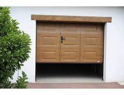 Cette Porte De Garage Sectionnelle A Ouverture Plafond Allie Les Avantages Du Pvc Avec L Aspect Chaleureux Du Porte De Garage Sectionnelle Porte Garage Garage