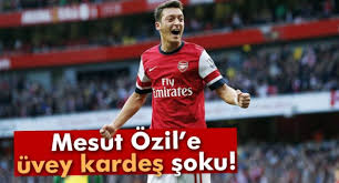 Arsenal'de forma giyen mesut özil ile babası mustafa özil'in maddi konulardan ötürü davalık olduğu, daha sonra olayın tatlıya bağlanarak davanın geri çekildiği öne sürüldü. Mesut Ozil E Uvey Kardes Soku Spor Ege Politik