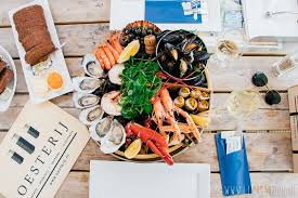 Oesterij In Yerseke Voor Oesters En Fruits De Mer Op De Oesterputten Oesters Fruit Lekker