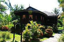 Dibagian dalam rumah ada ruangan yang disebut sesangkok yang berfungsi sebagai ruang peneripersemayaman sementara jenazah keluarga sebelum dimandikan. Rumah Melayu Wikipedia Bahasa Melayu Ensiklopedia Bebas