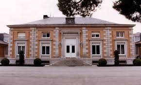 La casa real erró avalando la salida del rey emérito requerida por moncloa. Quien Es Quien En La Casa Del Rey