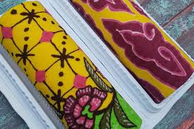 Sajian kue bolu gulung adalah hidangan yang mungkin sudah seringkali anda jumpai di toko kue. Bandung Merdeka Com Tampilannya Lucu Kue Batik Dari Bandung Ini Bikin Penasaran