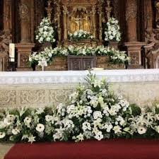 Arreglos florales en bogotá que incluyen rosas y otras flores. La Decoracion De La Iglesia Para Una Boda