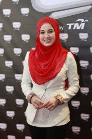 Beliau memulakan kerjaya hiburan setelah memenangi pertandingan pencarian model him for hatta pada april 2014 pada usia 21 tahun. Hypptv Lancar Drama Bersiri Puteri Gunung Ledang Jodoh Sebelah Pintu Sensasi Selebriti