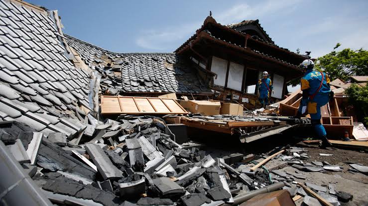 Aftershocks, widespread damage hit Japan after 6.5-magnitude quake kills 9,  injures 800 - ABC7 Los Angeles