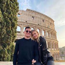Wives and girlfriends of today's top soccer players. Jovic Fahrt Weiter In Quarantane Fiel Von Der Hauswand Und Brach Sich Das Bein Mein Vater Macht Alles Auf Real Injuries La Liga Real