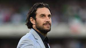 Kariyer sayfasında luca toni isimli futbolcunun sezon bazında takımının yer almış olduğu turnuvalardaki maç, gol, asist, sarı kart, kırmızı kart, oyuna girme, oyundan alınma, ilk onbirde oynadığı maç sayılarına ve aldığı süreye ulaşabilirsiniz. Luca Toni Unhappy At Shameful Car Attack