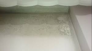 Evinizi düzenli olarak havalandırmanız duvarların terlemesi sonucu oluşan küf sorununu engelleyecektir. Duvar Terlemesini Bu Yontemle Cozun