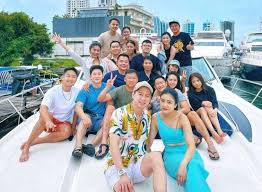 Potret Liburan Kevin Sanjaya dan Valencia Tanoe Bareng Tim, Pakai Yacht  Mewah