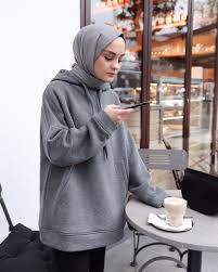 Instagram Da Aleyna Atalar Ciddiyet Onemli Hele Ki Ara Post Hazirliyorsam Daha Da Fazlasi Sweat Hijab Style Casual Hijabi Outfits Casual Hijab Fashion