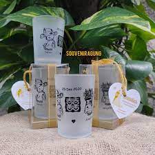 Biasanya, bahan terbaik yang sering digunakan, seperti keramik sangat disarankan untuk dijadikan souvenir pernikahan di hari bahagia. Souvenir Gelas Beling Dove Kemas Mika Custom Nama Gambar Logo Souvenir Pernikahan Shopee Indonesia