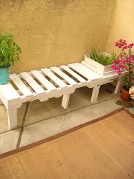 In this pallet flower box, four pallet woods are used in which three are used on the bottom and on the sides and the fourth will be cut and used at the end of the pallet flower box. Pallet Planter Pallets Designs