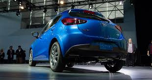 Neljanda põlvkonna yaris on kompaktne auto, mis vastab linnaelu vajadustele, kuid meelitab ka maanteesõidule. 2020 Toyota Yaris Hatchback Mazda2 Is That You Roadshow