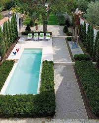 Schmaler Garten Mit Pool Und Sonnenliegen Schmaler Garten Gartengestaltung Garten