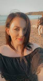 Jen Hyde's Instagram, Twitter & Facebook