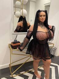 Zexy Filthoff - Busty Curvy Babes posing