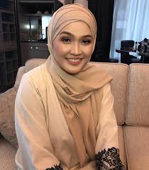 Majlis jamuan makan malam diadakan di merak kayangan, kuala lumpur. Ingat Tiz Zaqyah Dah Bertudung Foto Make Up Dr Halina Buat Ramai Keliru Kisah Dunia