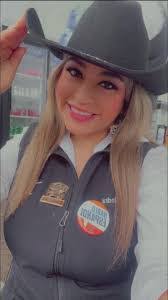 Evelyn Knecht's Instagram, Twitter & Facebook